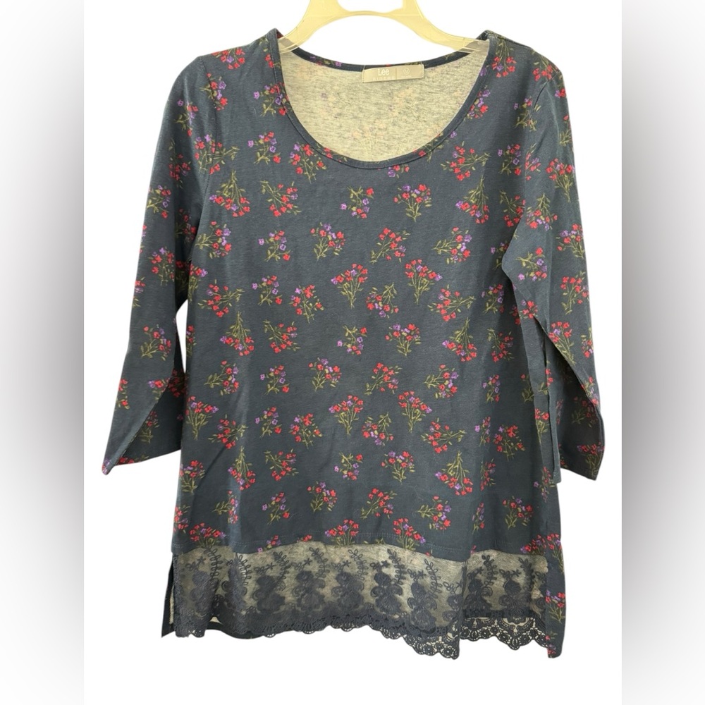 Lee Riders 3/4 Sleeve Top With Lace Detail On Bottom Front Size Medium